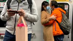 Una pareja se abraza en un vagón de metro en Hong Kong.