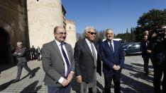 Javier Lambán, Felipe González y Javier Sada a las puertas de La Aljafería