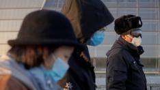 Un grupo de personas con máscaras, en Beijing.