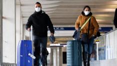 Dos personas con mascarillas en el aeropuerto de Charles de Gaulle en París.