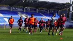 Los jugadores de la SD Huesca se ejercitaron este miércoles en El Alcoraz.