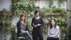 De izquierda a derecha, las artistas Carla Nicolás y Gema Rupérez y la galerista Patricia Rodrigo