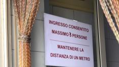 Cartel preventivo frente al coronavirus que ha colgado un establecimiento en Siracusa (Sicilia).