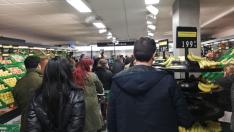 Largas filas para pagar en un supermercado de Madrid este pasado martes.