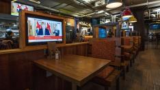 Una televisión muestra una imagen de Boris Johnson en un pub vacío en Londres.