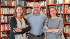 El especialista en Psiquiatría Vicente Ezquerro, con las psicólogas Adriana Marqueta y Paola Pérez.