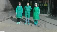 Algunos sanitarios del centro de salud con el EPI que han creado con bolsas de basura para protegerlos.