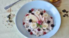 Los cereales, la fruta y los lácteos son esenciales en un desayuno saludable.