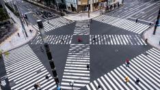Una normalmente abarrotada intersección de calles en Tokio, prácticamente vacía.