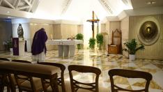 El Papa celebra una misa en solitario en la iglesia de la residencia Santa Marta, en el Vaticano.