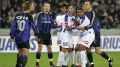 Toledo, Óscar González, Álvaro Maior y Gaby Milito pelean en un córner con los defensores belgas del Brujas. Era el partido de la UEFA de la temporada 2004-05.