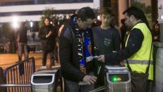 Aficionados y abonados del Real Zaragoza en los tornos de acceso a La Romareda antes de un partido.