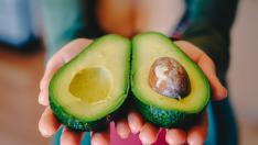 Un aguacate abierto por la mitad