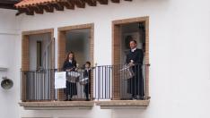 Tocando el tambor y el bombo desde balcones de la plaza del Ayuntamiento de Híjar.