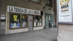 Comercios textiles cerrados en el centro de Zaragoza.