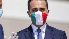 El ministro de Asuntos Exteriores italiano Luigi Di Maio con una mascarilla con la bandera de Italia.