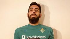 Borja Iglesias sujeta un mando de la Play Station, una de sus grandes pasiones.
