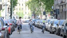 Una familia pasea en bicicleta en Milán.