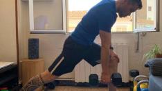 El entrenador personal Álex Sarría entrena desde su casa.