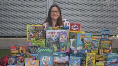 La profesora Yoly Pérez con decenas de juegos de mesa.