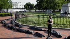 Una mujer, en medio delas bolsas negras desplegadas durante la protesta ante la Casa Blanca.