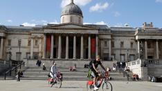 Ciclistas por Trafalgar Square este sábado en Londres.