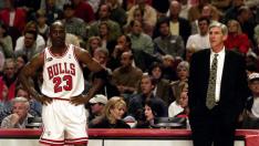 Michael Jordan (izquierda) junto al Jerry Sloan, que fuera entrenados de los Utah Jazz.
