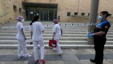 El personal sanitario entrando en el pabellón de Fraga para recibir a los nuevos ingresos