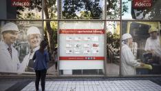 Exterior de una oficina de la ETT Adecco.