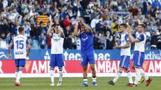 Los jugadores del Zaragoza festejan con la afición el triunfo ante el Dépor del pasado 23 de febrero, el último encuentro disputado en La Romareda.
