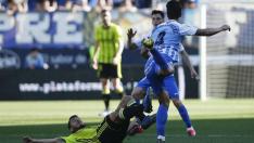 Un momento del último partido jugado por el Real Zaragoza, el de Málaga el 8 de marzo (0-1). En el suelo, Luis Suárez pelea con Luis Hernández.