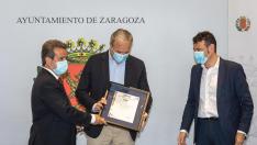 El alcalde de Zaragoza, Jorge Azcón, recibe el sello de calidad de Aenor