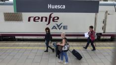 Un tren AVE en la Estación Intermodal de Huesca - 8-6-18 / Foto Rafael Gobantes [[[FOTOGRAFOS]]] [[[HA ARCHIVO]]]