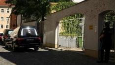 Un coche fúnebre llega a la casa donde ha fallecido Georg Ratzinger, en Ratisbona, Alemania.