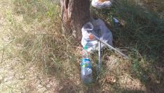 Latas, botellas, envases e incluso sillas rotas pueblan los márgenes del río entre los barrios rurales de Montañana y San Juan de Mozarrifar.