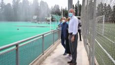 El alcalde de Zaragoza, Jorge Azcón, durante su visita este miércoles al Parque Deportivo Río Ebro.