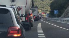 El incendio de un turismo en el interior de uno de los túneles de la A-23 mantiene cortada la autovía en dirección Jaca.