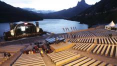 El escenario de Pirineos Sur flota sobre el agua, con el auditorio natural a sus pies