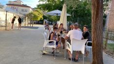 Un grupo de personas disfruta de una terraza en Barbastro, este jueves por la tarde.