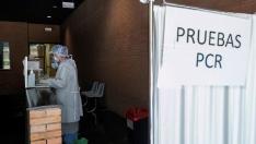Una sanitaria espera la llegada de pacientes a los que realizar test PCR en un centro de salud de Zaragoza.