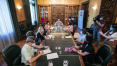 El alcalde Azcón, al fondo, presidió este miércoles la junta de portavoces extraordinaria. Guillermo mestre