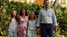 Los Reyes junto a sus hijas, la princesa Leonor y la infanta Sofía, en los jardines del palacio de Marivent en agosto de 2019.