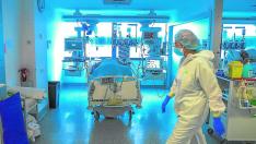 Personal médico en una uci del hospital Puerta de Hierro de Madrid