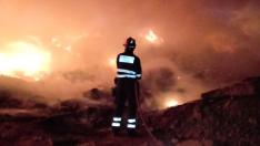 Un momento de los trabajos extinción del fuego en la escombrera de Teruel.