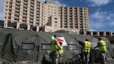 Los militares levantan ya la carpa de triaje en el aparcamiento del Clínico.