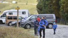 Excursionistas este domingo en Zuriza, donde la caída de las temperaturas se notó en la afluencia de visitantes