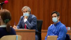 Rodrigo Lanza y su abogado (izquierda) eswcuchan la declaración de los médicos en la tercera jornada del juicio.