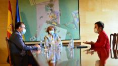 La vicepresidenta del Gobierno, Carmen Calvo, con la portavoz de Bildu en el Congreso, Mertxe Aizpurua, y el secretario de Estado de Relaciones con las Cortes, José Antonio Montilla.