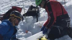 Antonio Alcamí (derecha) extrayendo las muestras del hielo en el glaciar de Monte Perdido.