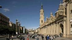Fila para entrar en la Basílica del Pilar de Zaragoza este 10 de octubre de 2020